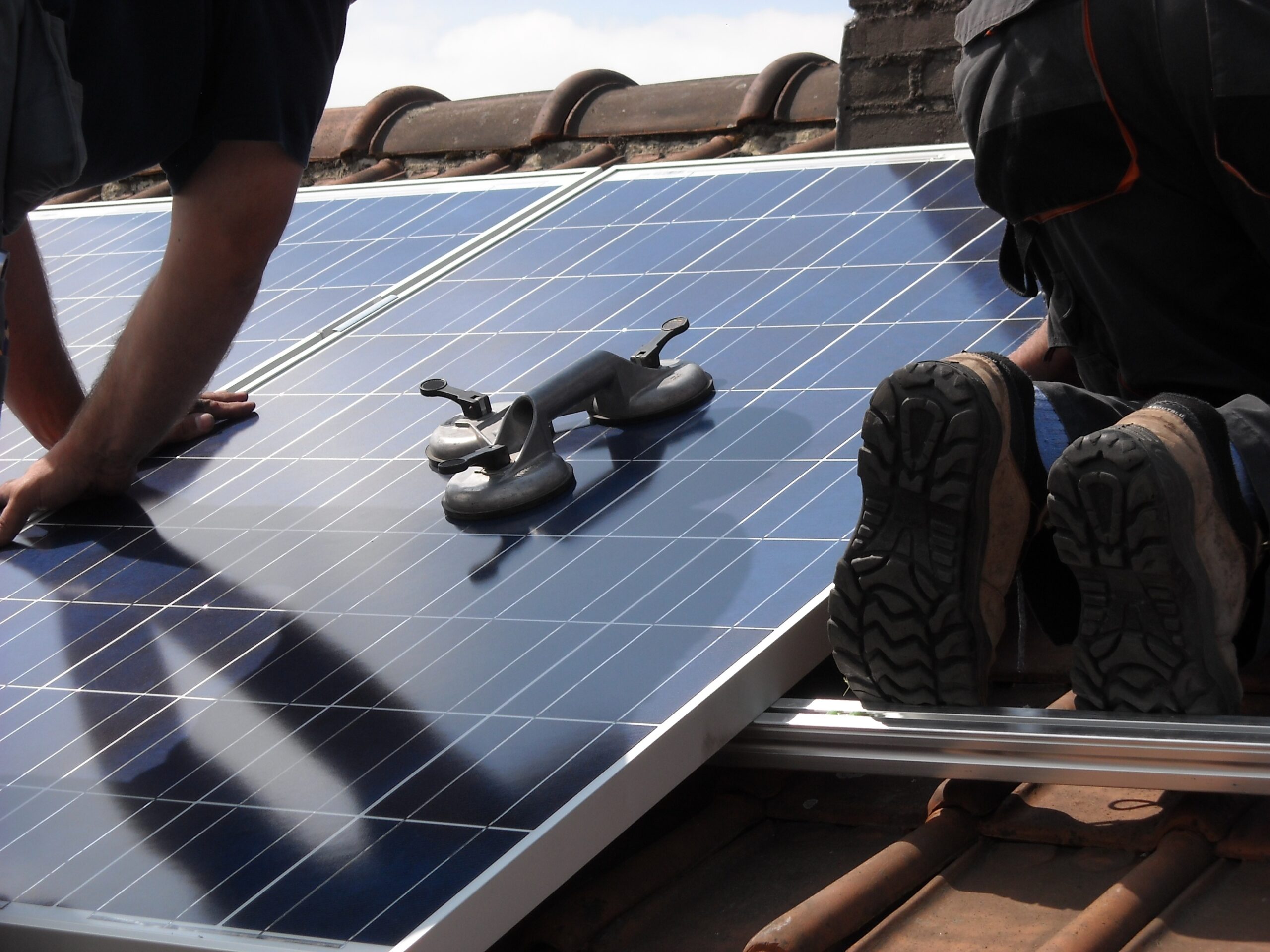 Panneaux Solaires, YL Energie spécialiste en installation de Panneaux Solaires et de borne rechargeable dans la Loire